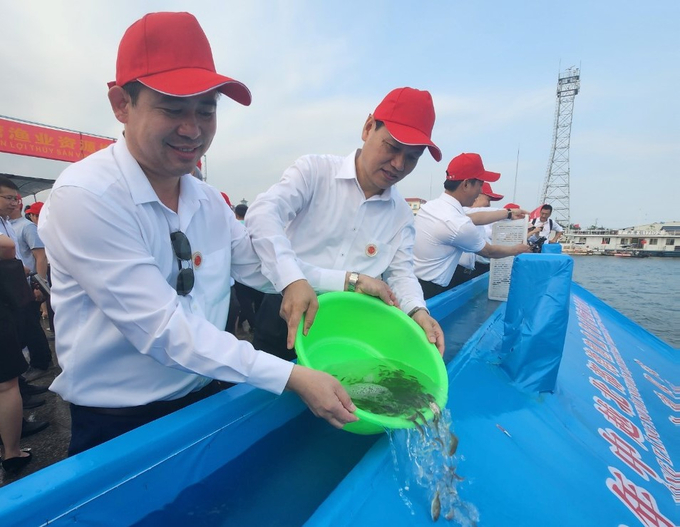 Đoàn đại biểu phía Việt Nam thả giống thủy sản xuống vùng biển TP Đông Hưng (Trung Quốc). Ảnh: VPĐB.