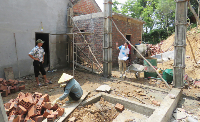 Ngôi nhà an toàn tránh lũ của gia đình anh Nguyễn Văn Cường đang được xây dựng. Ảnh: Tâm Phùng.