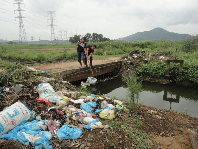 Rác thải và xác động vật chất đầy dưới kênh Sông Sào. Ảnh: Hồ Quang.