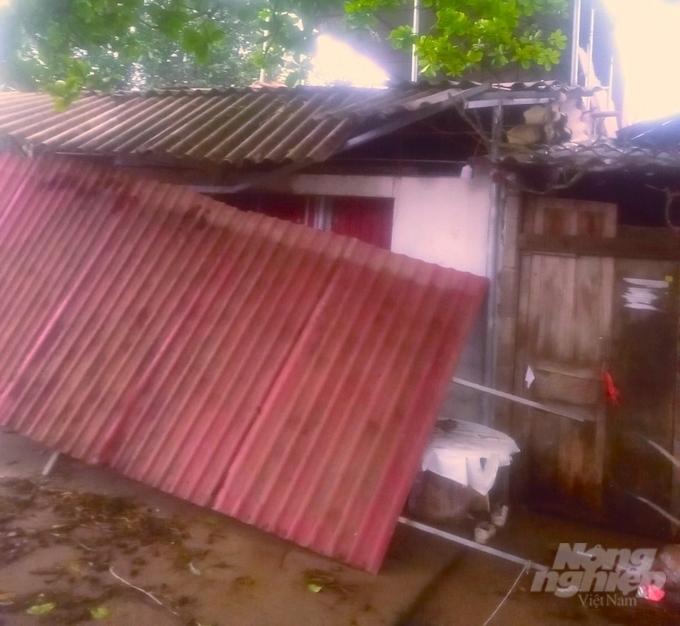Có 88 nhà dân bị tốc mái hư hỏng do mưa lớn kèm gió lốc ở Tuyên Quang. Ảnh: PN.