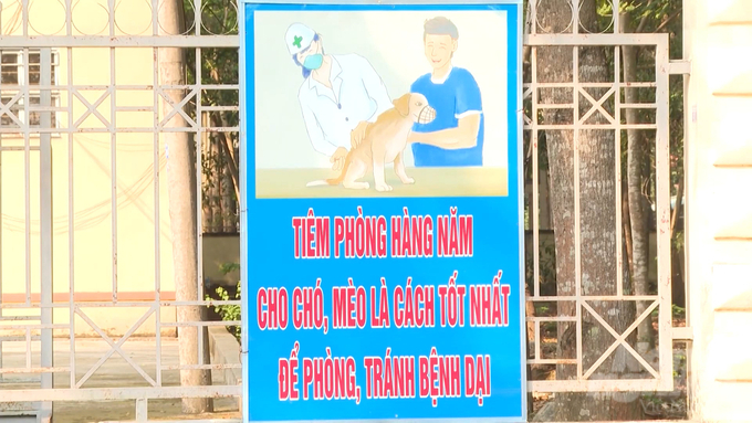 Các băng rôn, áp phích tuyên truyền về tiêm ngừa dại cho chó mèo hàng năm được treo khắp nơi trên địa bàn tỉnh Bình Phước. Ảnh: Trần Trung.