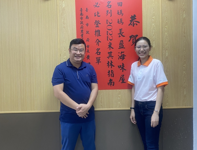 Tác giả chụp ảnh cùng con gái chủ Nhà hàng Hải Vị Ốc, một trong những nhà hàng đạt chứng nhận Điền Ma Ma tại thành phố Đài Nam, Đài Loan. Ảnh: Pearl Li.