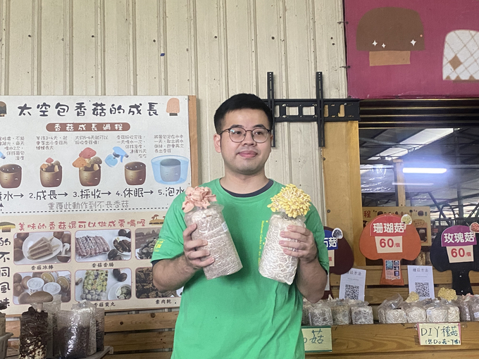Trang Tử Hoặc, thế hệ thứ 2 của Trang trại nấm Bách Cô Trang tốt nghiệp Khoa Tâm lý, Đại học Sư phạm Đài Loan đã chọn về quê kế nghiệp cha mẹ trồng nấm và phát triển du lịch. Ảnh: Nguyên Huân.