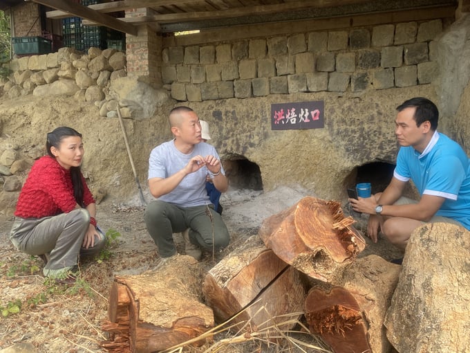 Ngô Khản Tường, sinh năm 1982 (giữa) say sưa giới thiệu về lịch sử và triết lý nông nghiệp của Trang trại Tiên Hồ.