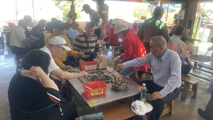 Du khách ăn buffet hàu nướng tại trang trại của ông Lâm Minh Đức, Đài Nam, Đài Loan sau khi trải nghiệm tham quan ngoài biển. Ảnh: Nguyên Huân.