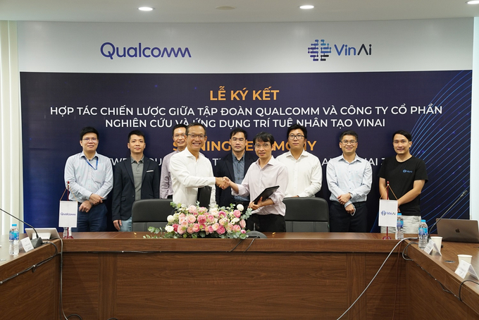 Lễ ký kết hợp tác giữa VinAI và Qualcomm Technologies.