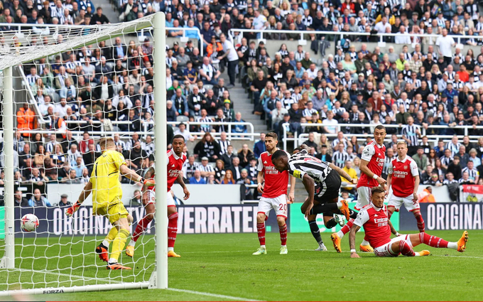 Newcastle United nỗ lực dồn lên trong hiệp 2. Ảnh: Telegraph.