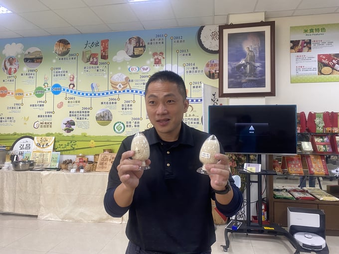 Anh Tăng Diêu Tân, thế hệ thứ 3 của Nhà máy xay xát gạo Hồng Xương giới thiệu các giống gạo của Đài Loan. Ảnh: Nguyên Huân.