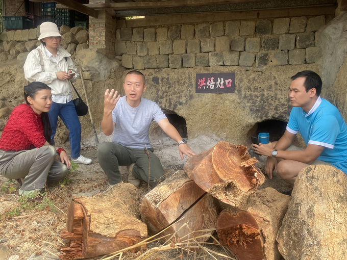 Ngô Khản Tường giới thiệu cho du khách cách thu hái, sấy và chế biến long nhãn tại Trang trại Tiên Hồ. Ảnh: Nguyên Huân.