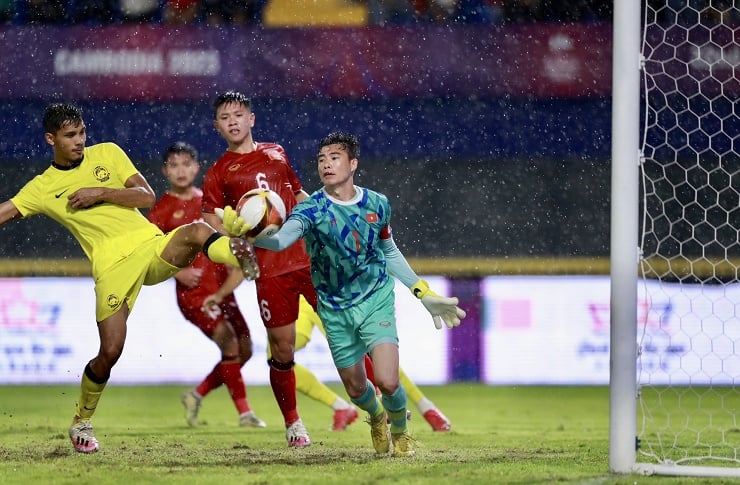 Thủ môn Quan Văn Chuẩn mắc lỗi dẫn đến bàn thua của U22 Việt Nam.