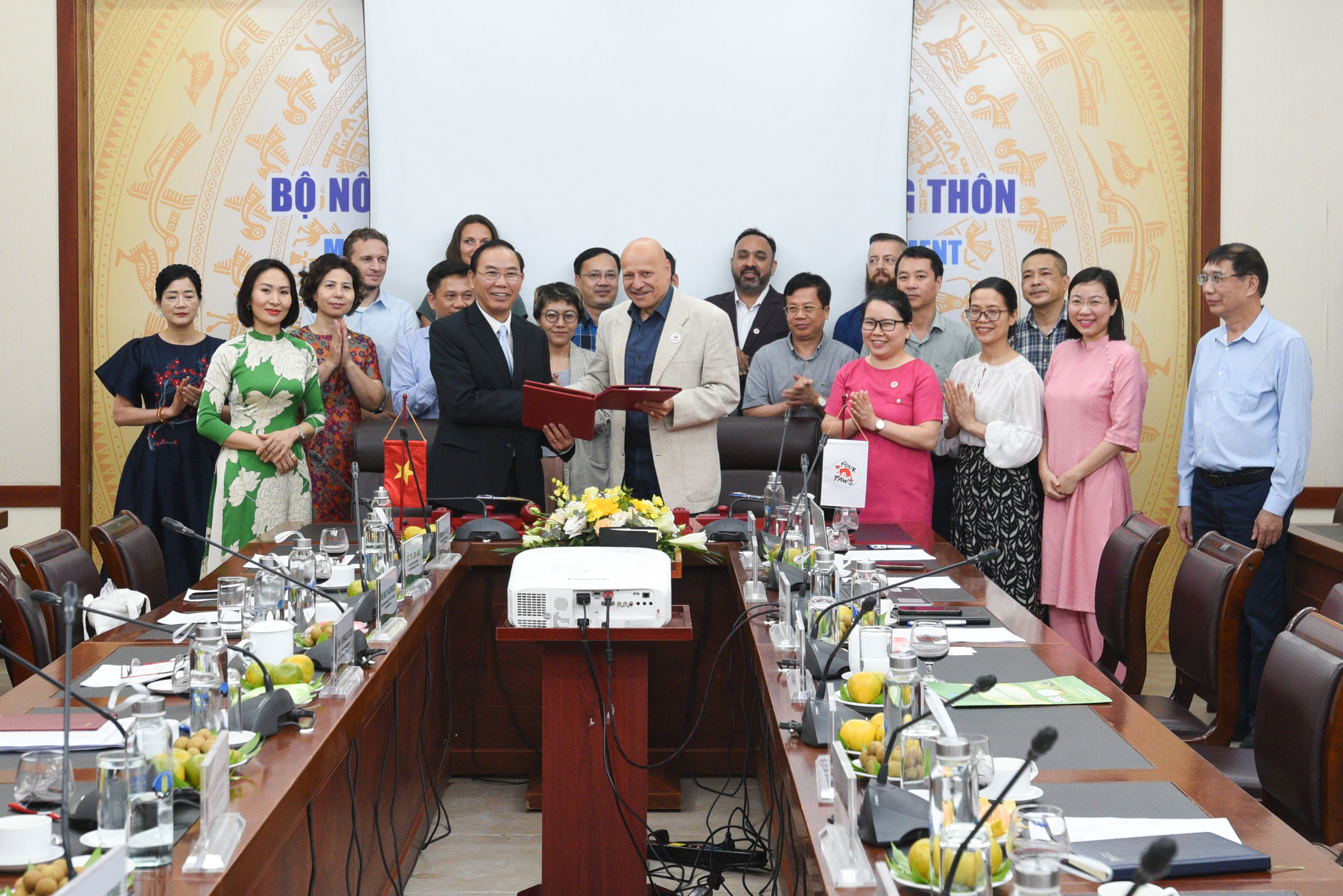 Deputy Minister Phung Duc Tien and Mr. Gerald Dick signed a memorandum of understanding to join the One Health Partnership framework of FOUR PAWS International. Photo: Tung Dinh.