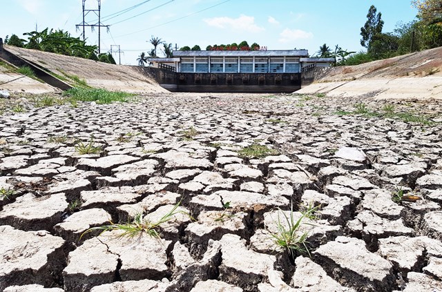 Trạm bơm Bình Phan (huyện Chợ Gạo, Tiền Giang) cạn khô nước trong đợt hạn mặn 2020. Ảnh: TL.