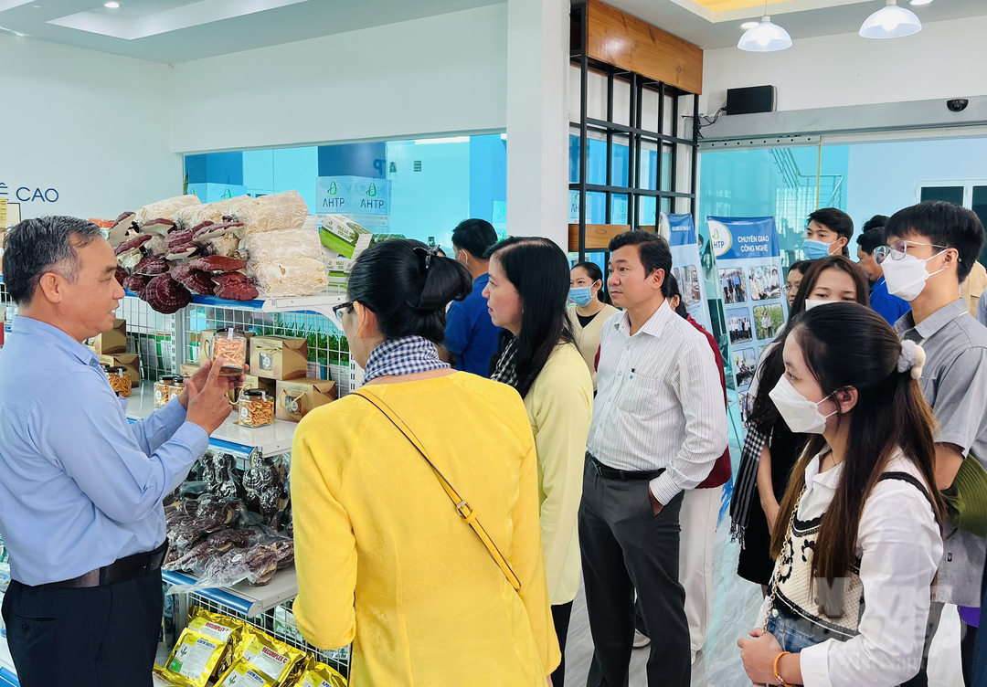 Khu Nông nghiệp công nghệ cao TP.HCM thường xuyên đón các đoàn khách đến tham quan, học tập và chuyển giao khoa học công nghệ. Ảnh: Nguyễn Thủy.