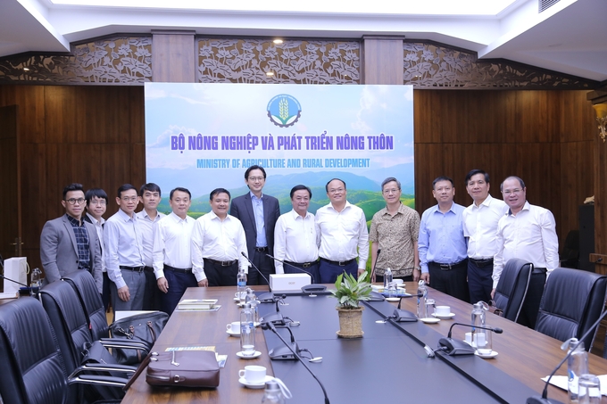 Minister Le Minh Hoan received Deputy Minister of Foreign Affairs Do Hung Viet and heads of overseas Vietnamese representative missions at the headquarters of the Ministry of Agriculture and Rural Development. Photo: Quang Linh.