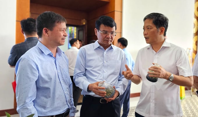 Ông Trần Tuấn Anh (phải), Ủy viên Bộ Chính trị, Trưởng Ban Kinh tế Trung ương trao đổi với các đại biểu bên lề hội nghị. Ảnh: Hải Đăng