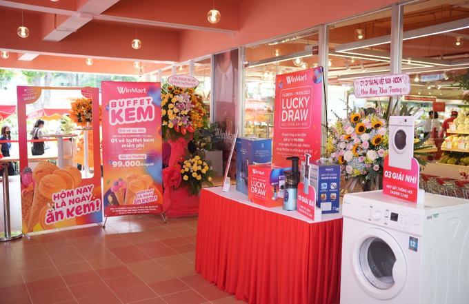 Trong tuần lễ khai trương, siêu thị WinMart Phú Mỹ Hưng tổ chức nhiều hoạt động thú vị với cơ hội nhận thưởng lên tới 50.000.000đ cho khách hàng tham quan mua sắm.