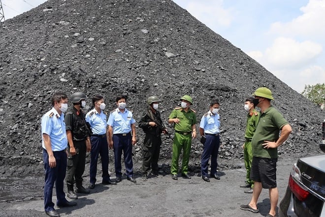 Lực lượng Quản lý thị trường thu giữ 1,5 triệu tấn than khai thác trái phép tại mỏ than Minh Tiến (huyện Đại Từ, tỉnh Thái Nguyên). Ảnh: TL.