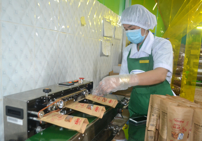 Deeply processed cashew nuts being packaged in a factory in Binh Phuoc. Photo: Son Trang.