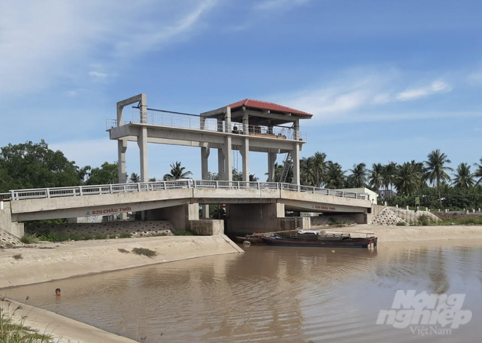 Công trình cống Long Phú có nhiệm vụ ngăn mặn vừa hoàn thành và đưa vào vận hành trong mùa khô năm 2023. Ảnh: Hữu Đức.