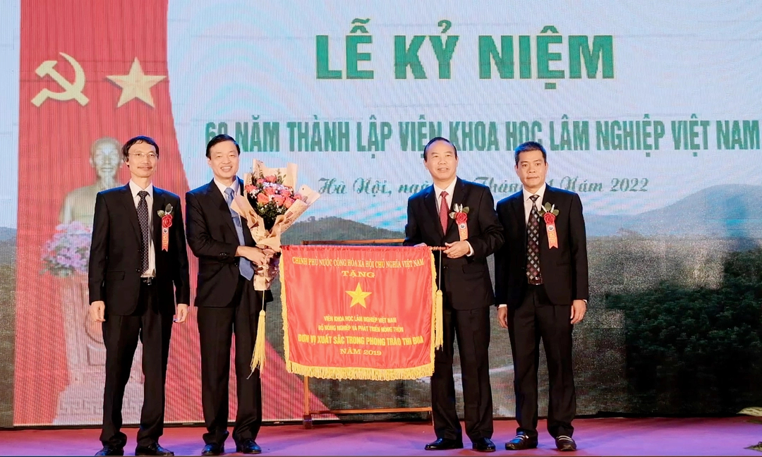 Nhân dịp kỷ niệm 60 năm thành lập vừa qua, Viện Khoa học Lâm nghiệp Việt Nam vinh dự nhận Cờ thi đua của Chính phủ trao tặng. Ảnh: Bảo Thắng.