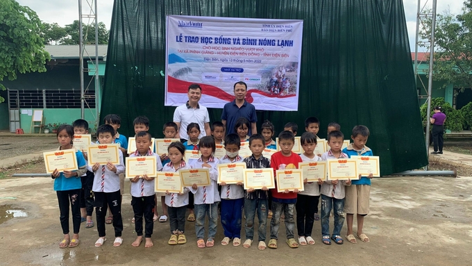 Ông Hà Sỹ Dinh, Phó TGĐ Tập đoàn Kosy trao học bổng cho các em học sinh xã Phình Giàng, huyện Điện Biên Đông.