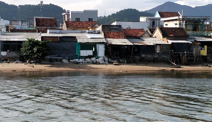 Tỉnh Khánh Hòa có hàng trăm điểm ven sông suối, bờ biển bị sạt lở. Ảnh: Kim Sơ.