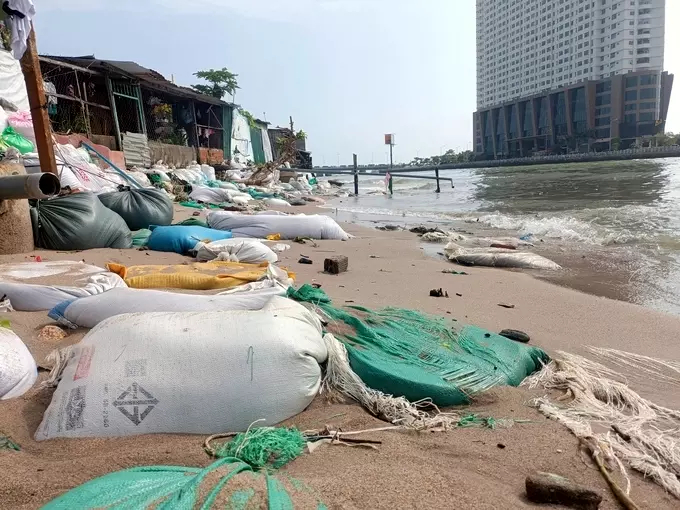 Dân cư khu vực Cồn Nhất Trí, phường Vĩnh Phước, TP Nha Trang luôn bị đe dọa vào mùa mưa bão bởi sóng biển, triều cường. Ảnh: Kim Sơ.