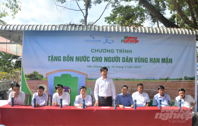 Ông Lê Văn Sơn, Tổng Giám đốc Tổng Công ty Xây dựng HUD Kiên Giang - Tập đoàn Tân Á Đại Thành phát biểu khởi động chương trình tặng bồn nước cho người dân vùng hạn mặn. Ảnh: Trung Chánh.