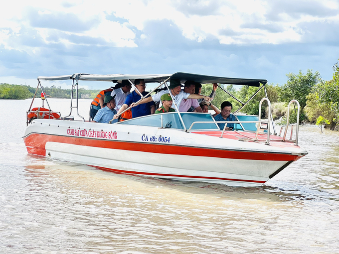 Bộ trưởng Lê Minh Hoan kiểm tra tình hình sạt lở bờ sông, bờ biển tại 2 huyện Ngọc Hiển và Năm Căn. Ảnh: Trọng Linh.