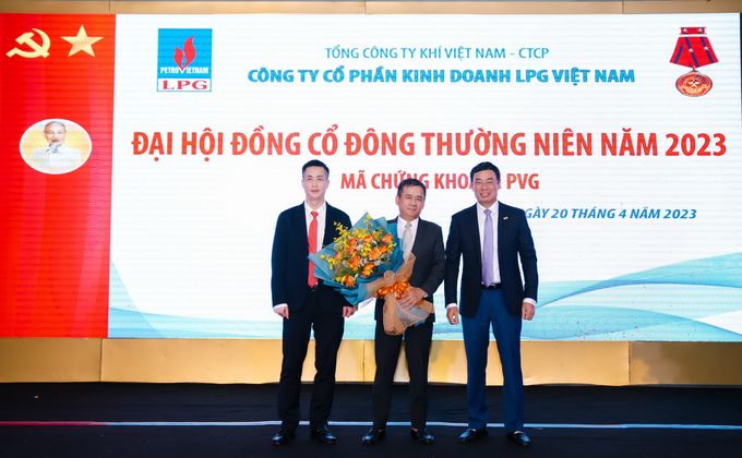 Ông Triệu Quốc Tuấn - Thành viên HĐQT PV GAS và ông Nguyễn Hải Long - thành viên HĐQT, Giám đốc PV GAS LPG tặng hoa chúc mừng ông Hoàng Việt Dũng - Tân Chủ tịch HĐQT PV GAS LPG.