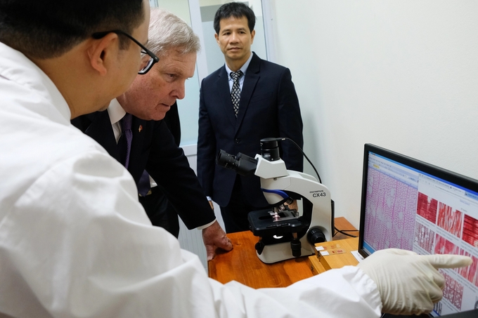 US Secretary of Agriculture Thomas Vilsack visits the recently inaugurated timber inspection center located at the Vietnamese Academy of Forest Sciences. Photo: Tung Dinh.