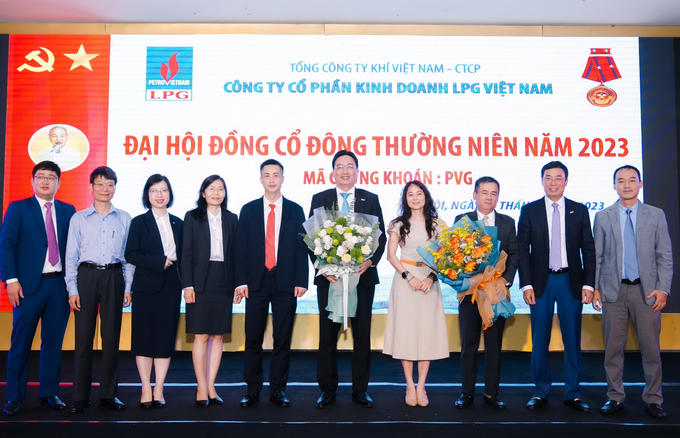 Tặng hoa tri ân ông Nguyễn Thanh Bình - Phó Tổng Giám đốc PV GAS, chúc mừng Đại hội đồng cổ đông thường niên năm 2023 của PV GAS LPG thành công tốt đẹp.