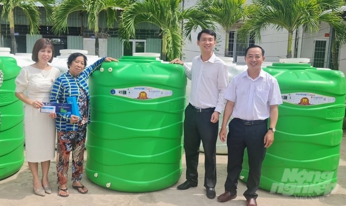 Báo Nông nghiệp Việt Nam đồng hành với nhà tài trợ tập đoàn Tân Á Đại Thành trao tặng bốn chứa nước cho bà con nông dân ĐBSCL. Ảnh: Minh Đảm.