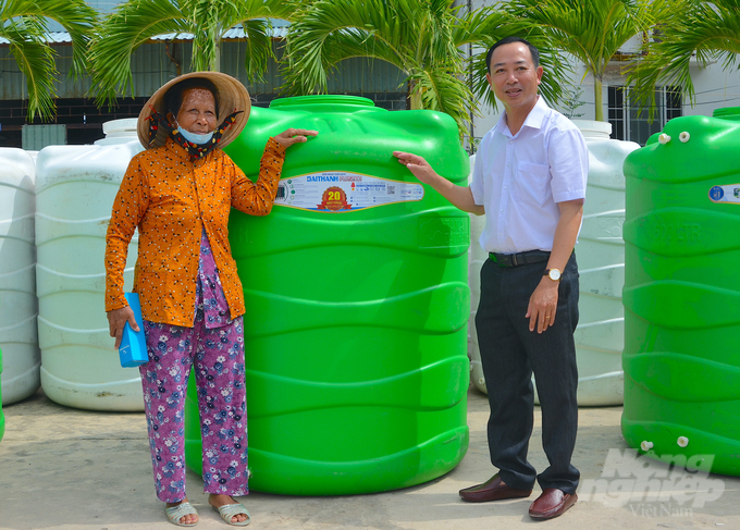 Ông Nguyễn Ngọc Thắng, Trưởng Văn phòng đại diện Báo Nông nghiệp Việt Nam tại ĐBSCL trao tặng bồn chứa nước cho bà con nông dân. Ảnh: Minh Đảm.