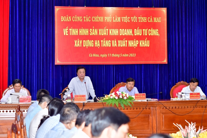 Đoàn công tác Chính phủ do Bộ trưởng Bộ NN-PTNT Lê Minh Hoan làm trưởng đoàn có buổi làm việc với địa phương về tình hình sản xuất kinh doanh, đầu tư công, xây dựng hạ tầng và xuất khẩu. Ảnh: Trọng Linh.