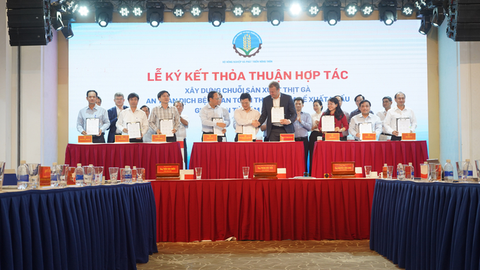 Representatives of the Departments of Agriculture and Rural Development of provinces located in the southern key economic region and De Heus Co., Ltd. signed a cooperation agreement to build a export chicken meat production chain. Photo: Tran Trung.