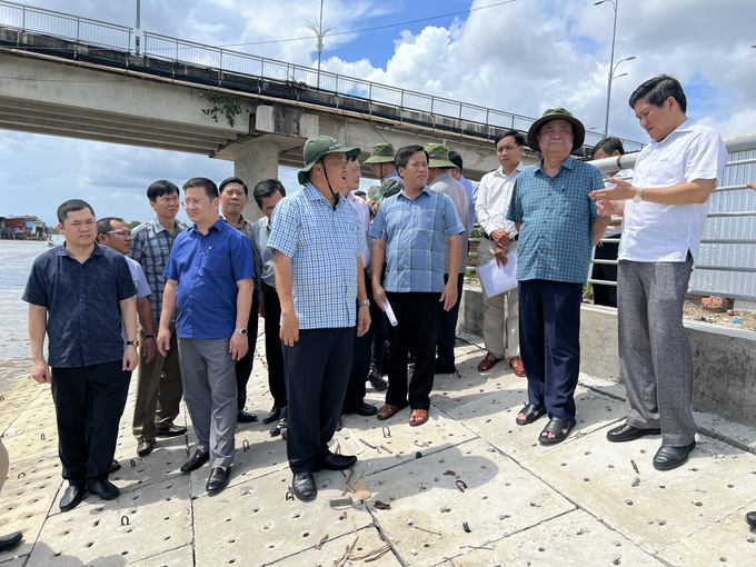 Minister Le Minh Hoan inspecting landslides in Nam Can town, Nam Can district. Photo: Trong Linh.