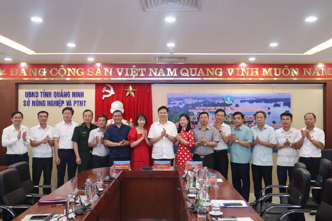Lễ ký kết phối hợp về kiểm tra, kiểm soát tàu cá, thủy sản khai thác và chống khai thác IUU tại Quảng Ninh. Ảnh: Nguyễn Thành.
