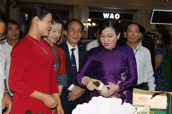Bà Nguyễn Thanh Hải, Bí thư Tỉnh ủy Thái Nguyên (bên phải) thăm quan gian hàng sản phẩm OCOP. Ảnh: Nguyễn Hoàn.