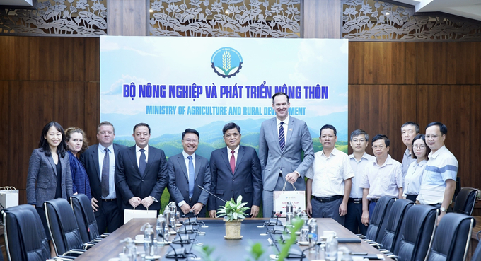 Deputy Minister of the Ministry of Agriculture and Rural Development (MARD), Tran Thanh Nam, attended a discussion with Gabor Fluit, CEO of De Heus Asia cum Chairman of the European Chamber of Commerce in Vietnam (EuroCham), on May 12. Photo: Linh Linh.