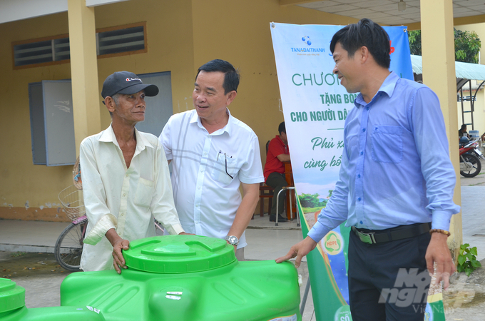 Ông Huỳnh Văn Nhứt (giữa) Phó Bí thư Đảng ủy - Chủ tịch Công đoàn tỉnh Kiên Giang thăm hỏi người dân vùng hạn mặn. Ảnh: Minh Đảm.