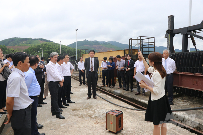 Các đại biểu đã đi thăm trạm Radar Xband T2 tại đập thủy điện Bình Điền. Ảnh: Công Điền.