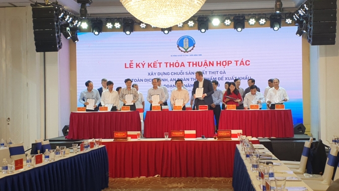 Đại diện lãnh đạo Sở NN-PTNT các tỉnh nằm trong vùng kinh tế trọng điểm phía Nam và Công ty TNHH De Heus tổ chức ký thỏa thuận hợp tác xây dựng chuỗi sản xuất thịt gà xuất khẩu. Ảnh: Trần Trung.