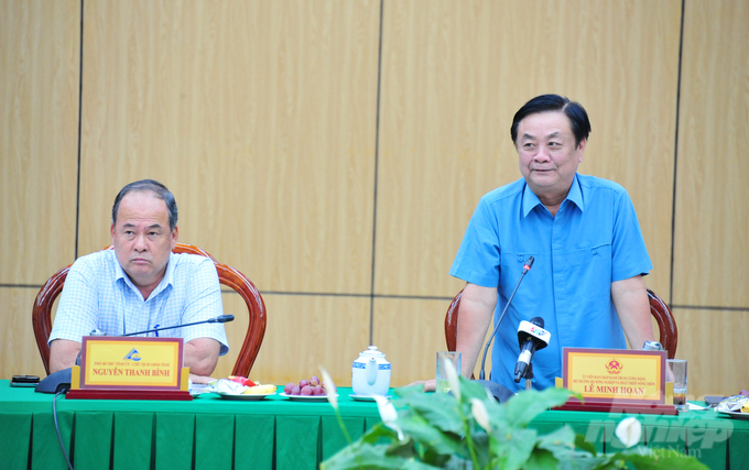 Minister of Agriculture and Rural Development Le Minh Hoan held a meeting with An Giang People's Committee on the afternoon of May 12. Photo: Le Hoang Vu.