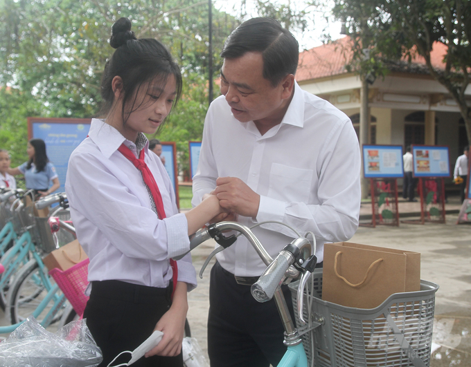 Dịp này, Đảng bộ Bộ NN-PTNT đã trao tặng 20 chiếc xe đạp cho các em học sinh nghèo, vượt khó trên địa bàn huyện Nam Đàn. Ảnh: Ngọc Linh.