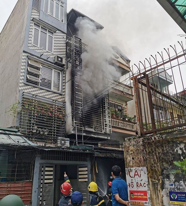 Hiện trường vụ cháy là nhà dân 4 tầng được bít kín bằng kim loại khu vực ban công.