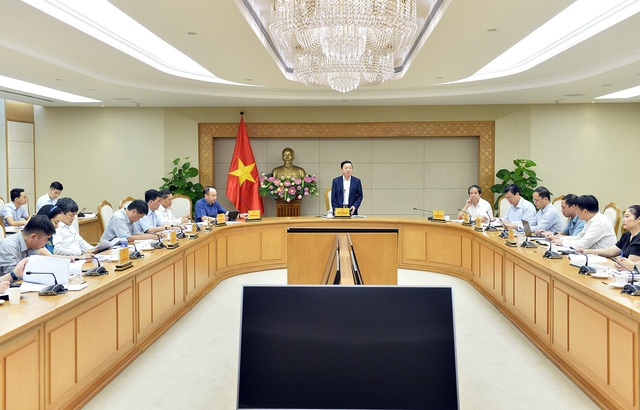 Phó Thủ tướng Trần Hồng Hà chủ trì cuộc họp với Bộ GD-ĐT cùng các bộ, ngành liên quan, chiều 10/5, về chính sách học phí, sách giáo khoa cho năm học mơi - Ảnh: VGP