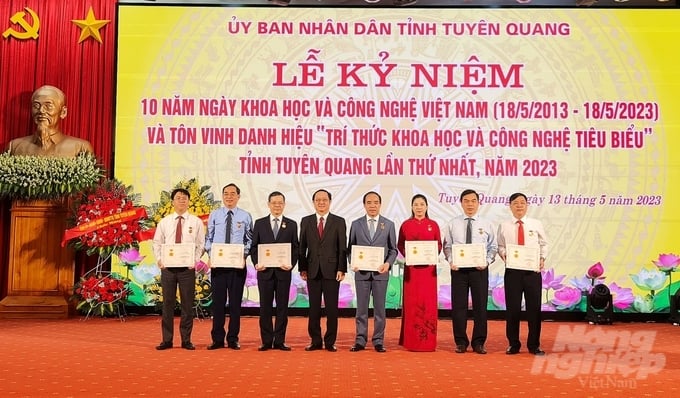 Lãnh đạo Bộ Khoa học và Công nghệ tặng Kỷ niệm chương 'Vì sự nghiệp khoa học và công nghệ' cho các cá nhân tiêu biểu của tỉnh Tuyên Quang. Ảnh: Đào Thanh.