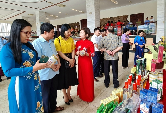 Các đại biểu tham quan gian hàng trưng bày các sản phẩm nông sản tiêu biểu của tỉnh Tuyên Quang. Ảnh: Đào Thanh.