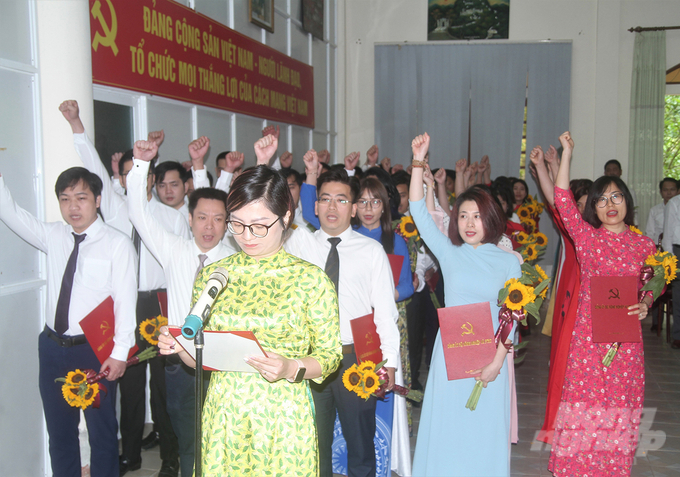 Lời tuyên thệ của các Đảng viên mới. Ảnh: Việt Khánh.